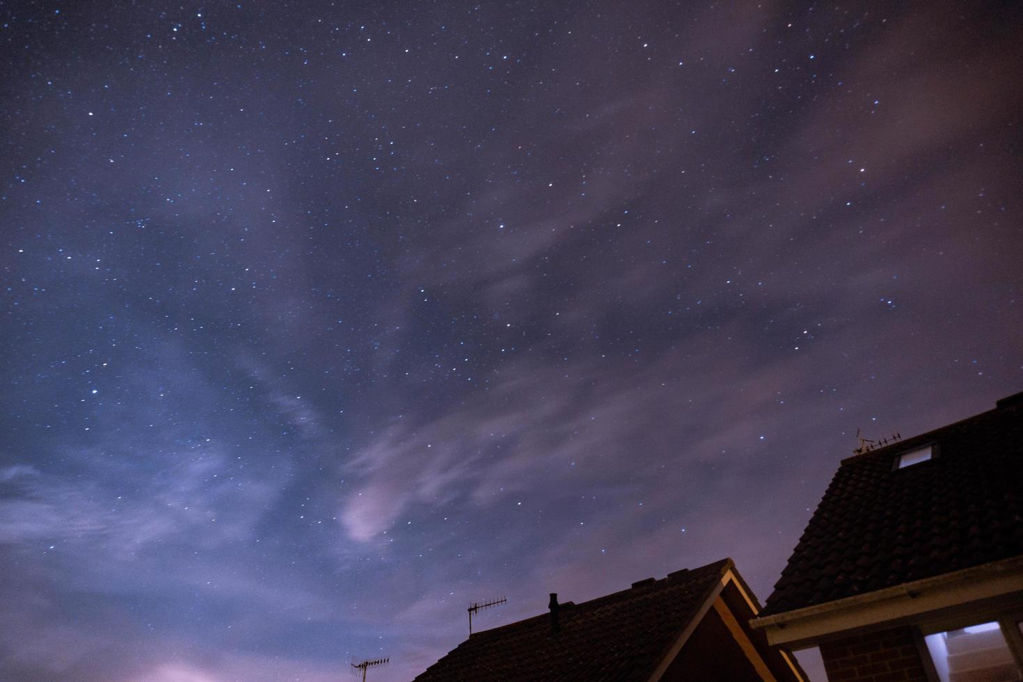 tetti sotto un cielo stellato foto