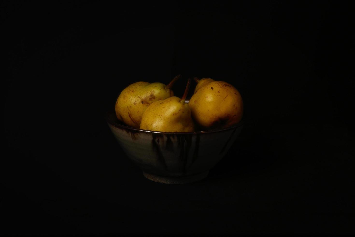 natura morta di pere in ciotola di ceramica foto