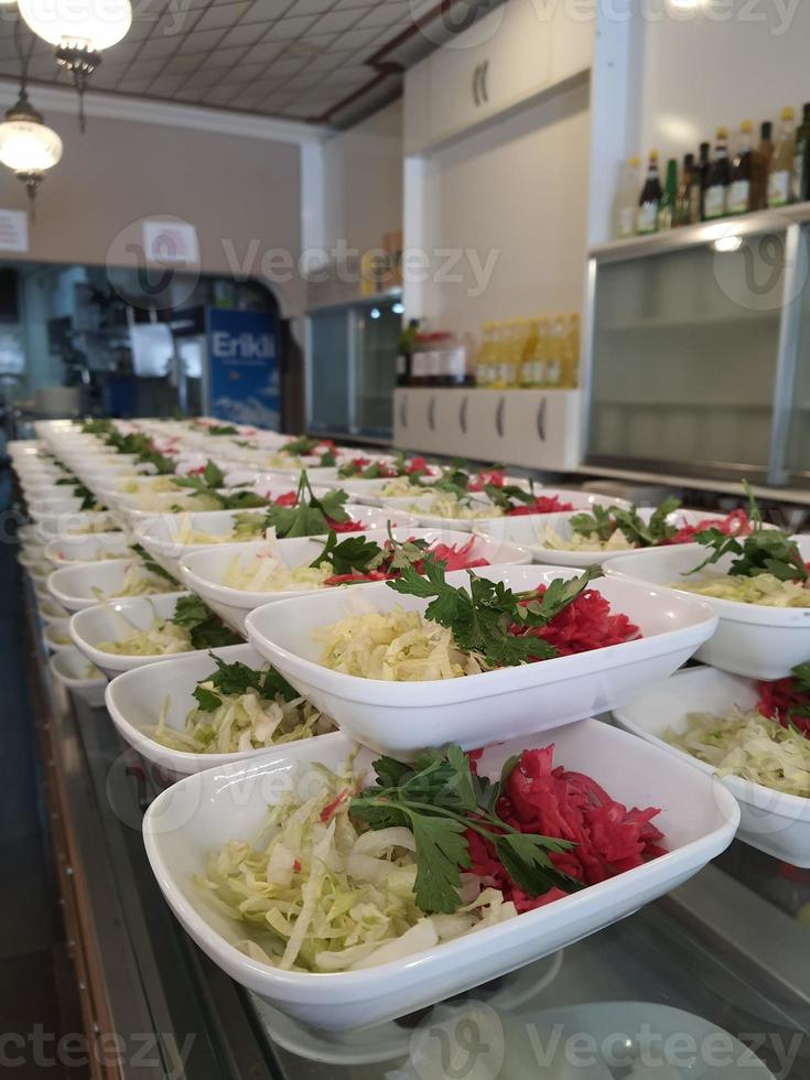 Turco insalata ordinatamente disposte su un' ristorante tavolo per dare per clienti. foto