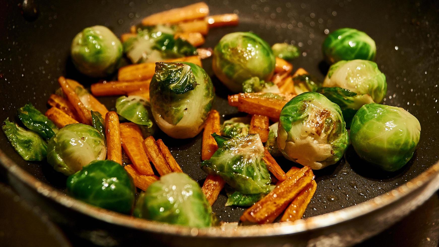 carote e cavoletti di Bruxelles saltati in padella foto