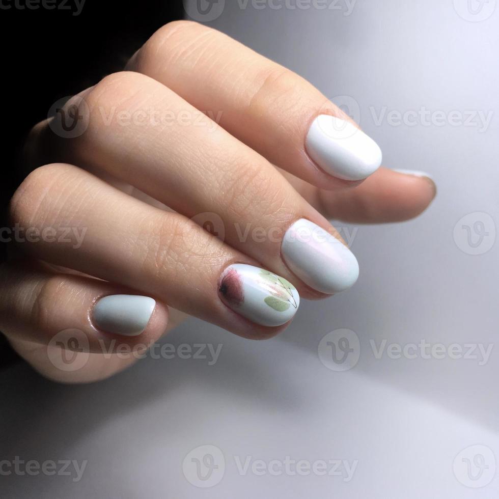 femmina bianca manicure su Chiodi contro un' buio sfondo foto