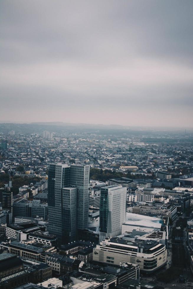 vista aerea della città con cielo coperto foto