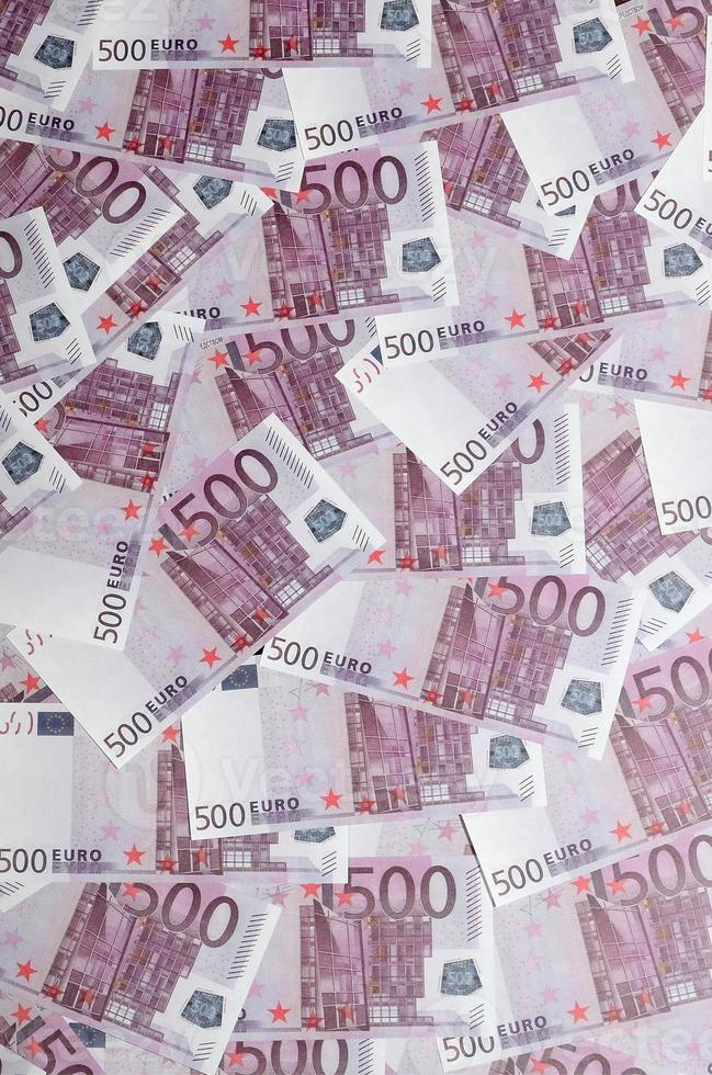 vicino su sfondo foto quantità di cinque centinaio Appunti di europeo unione moneta. molti rosa 500 Euro banconote siamo adiacente. simbolico struttura foto per ricchezza