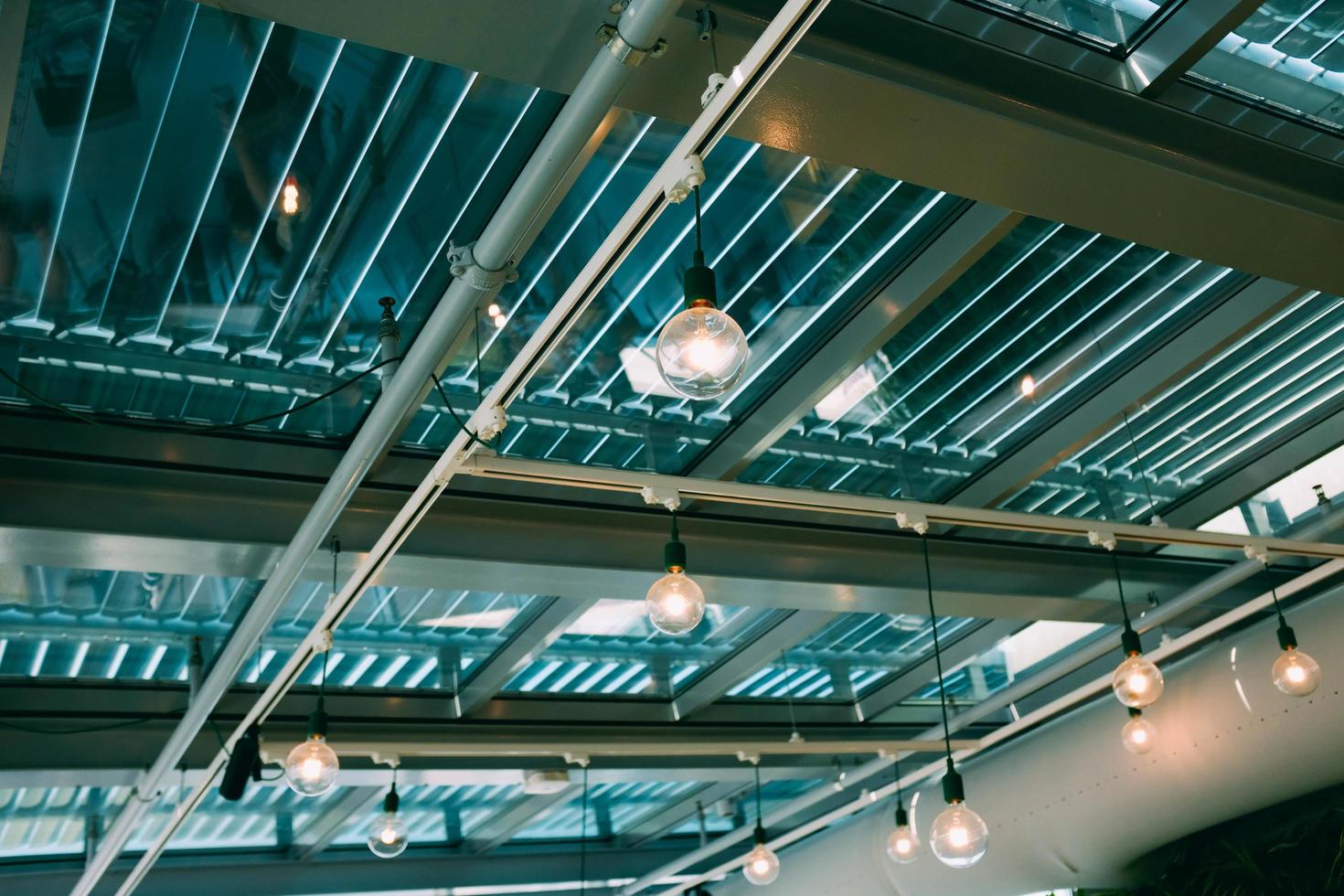 lampadine chiare nel soffitto aperto foto