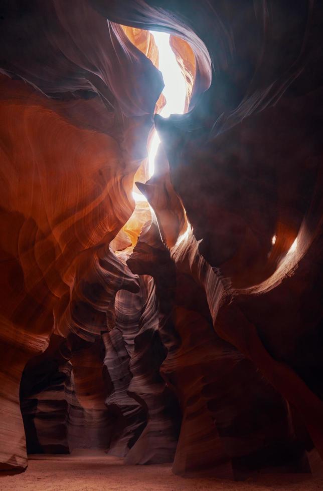 vista grotta con raggi di sole foto