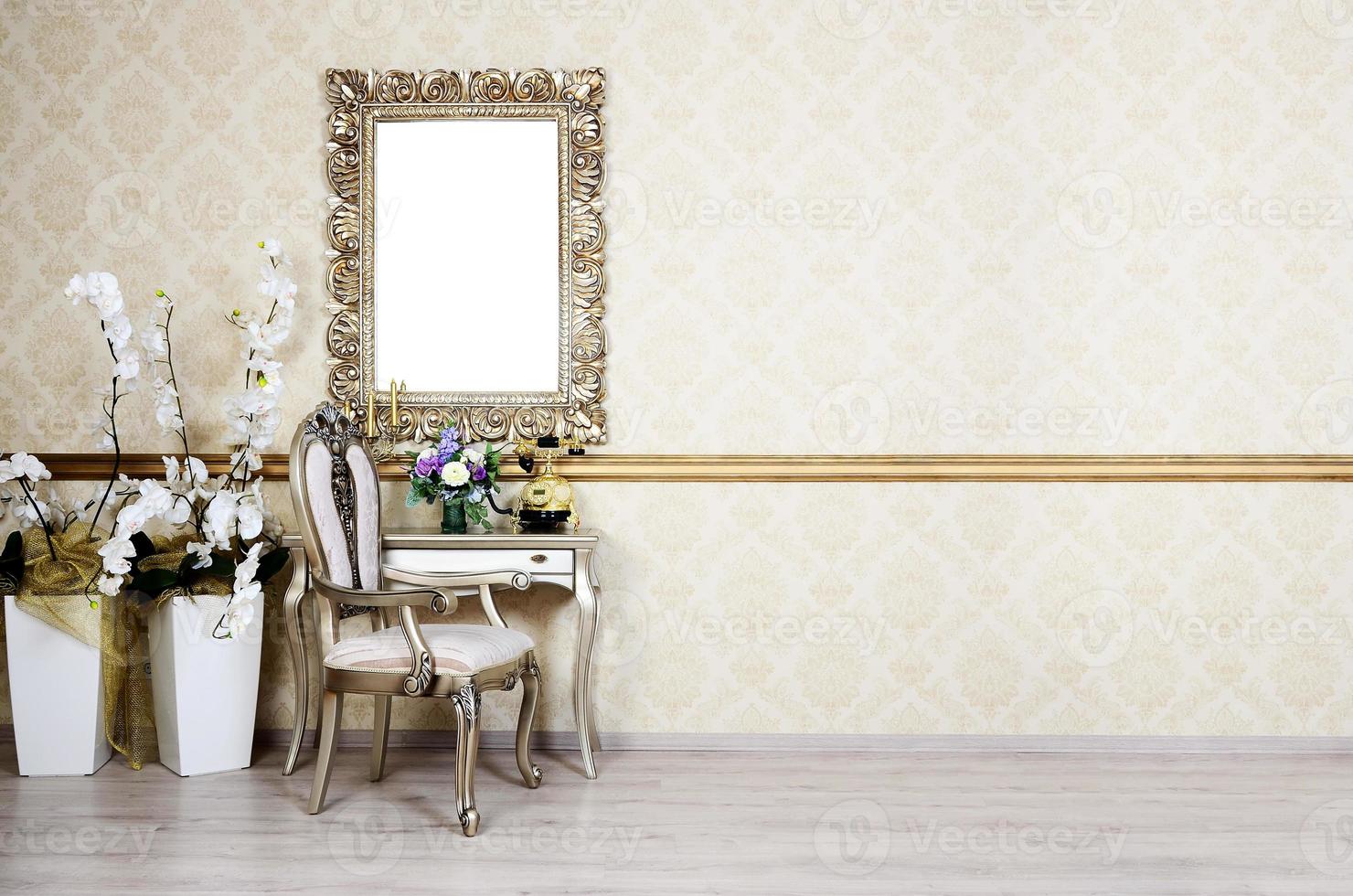un' frammento di un' retrò interno con un' sedia e tavolo, su quale è un' telefono e un' vaso di fiori. sopra il tavolo si blocca un vuoto immagine telaio per il tuo foto