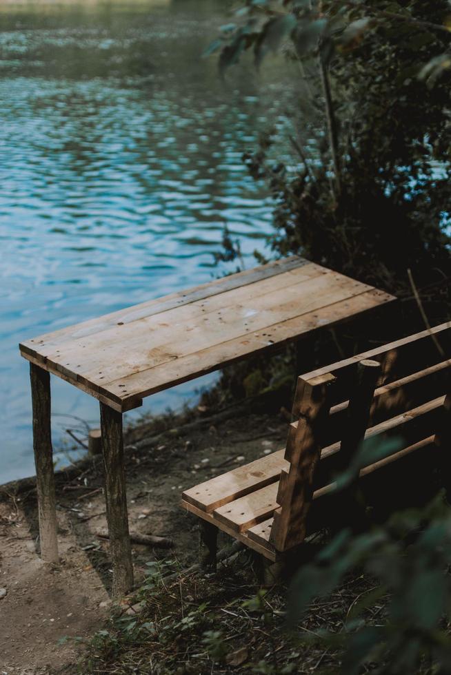 scrivania in legno vicino al lago foto