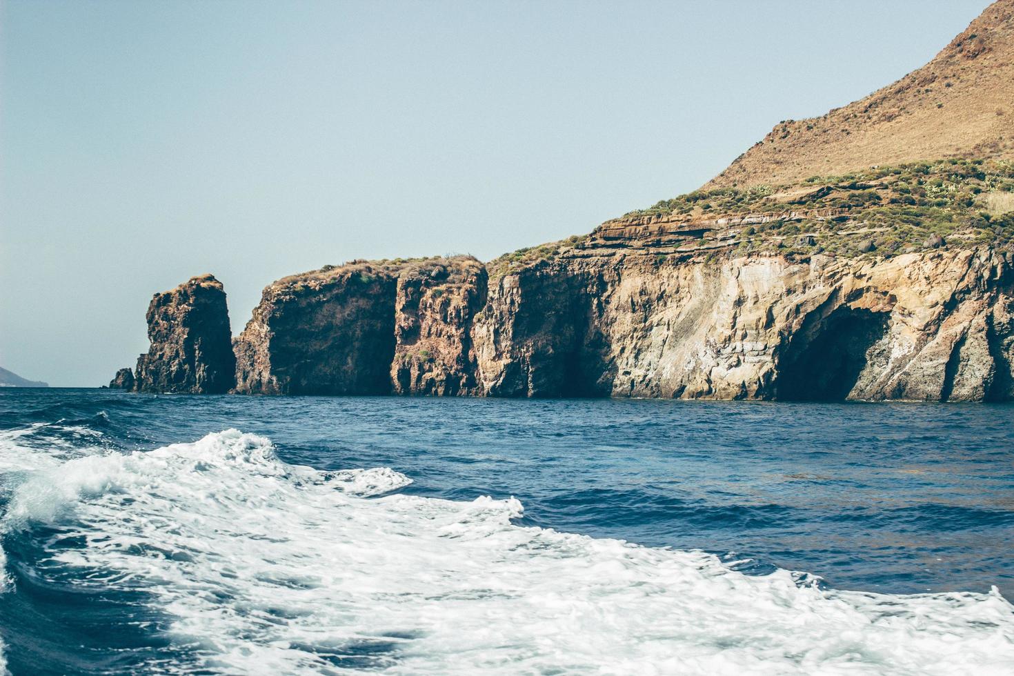 oceano vicino a una scogliera foto