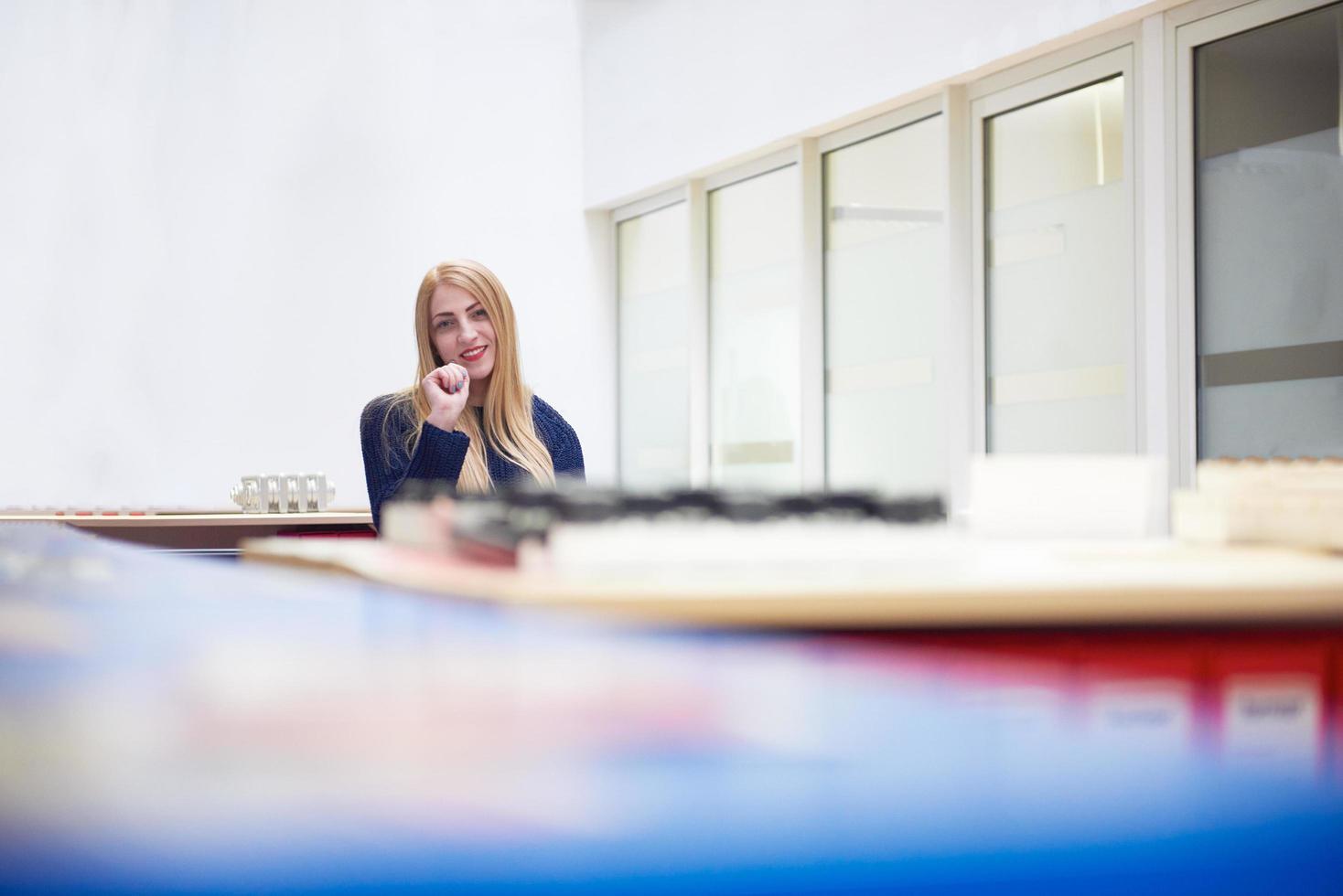 attività commerciale donna Lavorando su computer a ufficio foto