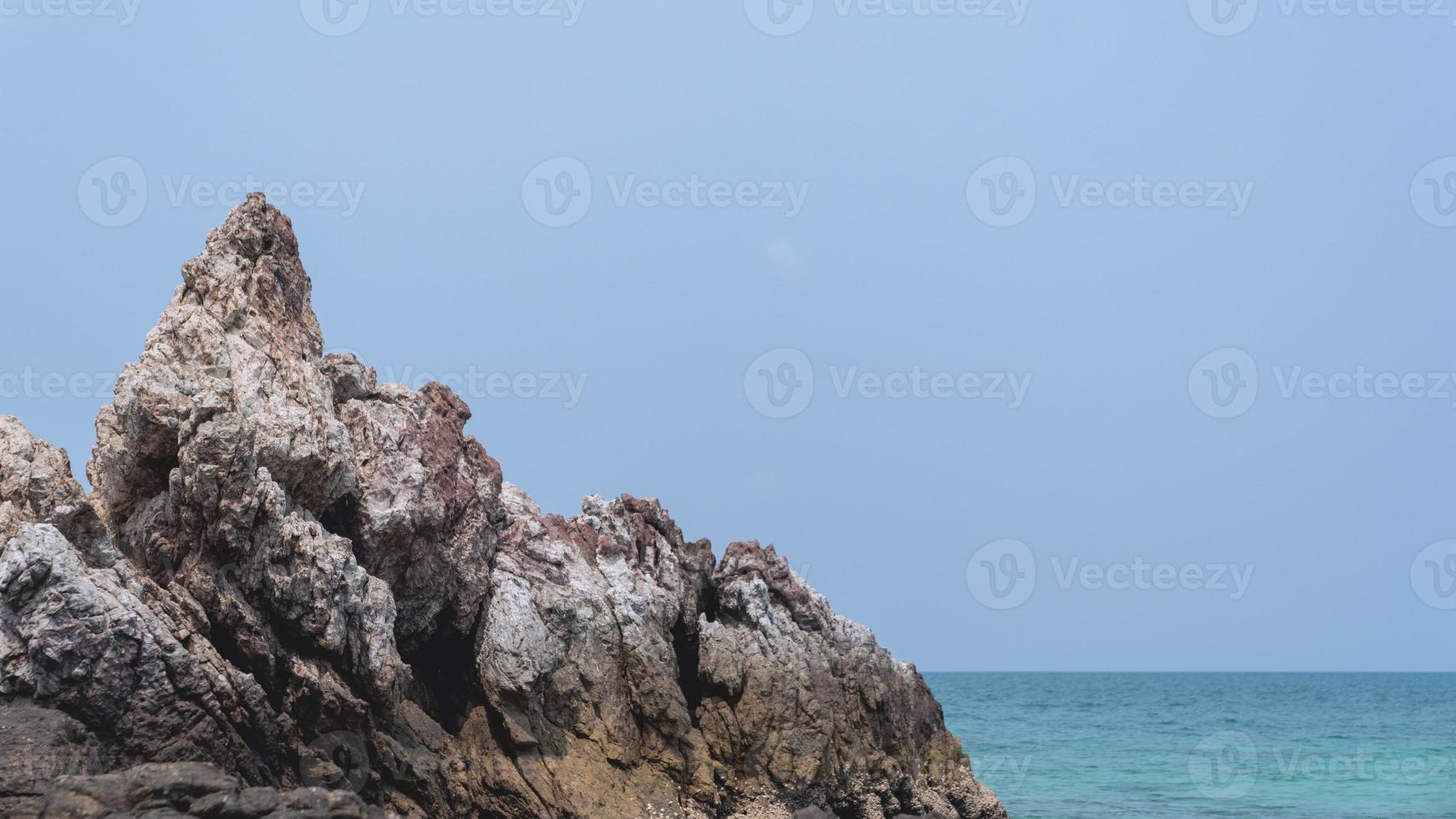 tropicale spiaggia, roccia e sabbia sfondo con blu cielo. foto