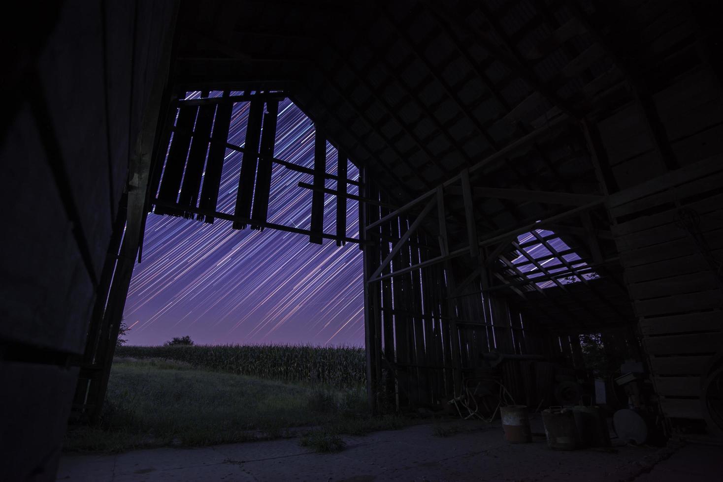 tracce di stelle in un fienile di legno di notte foto