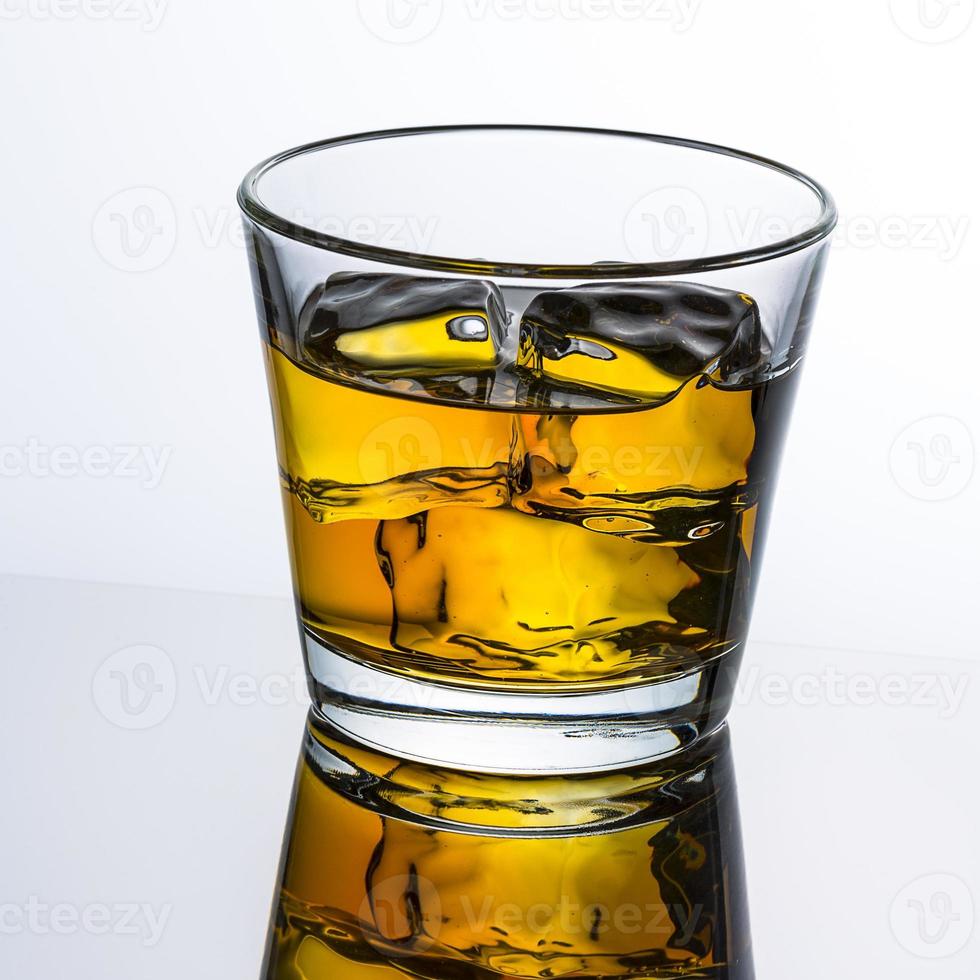 whisky glas mit eiswürfeln foto