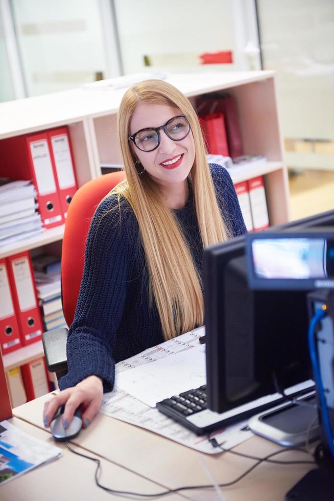 attività commerciale donna Lavorando su computer a ufficio foto