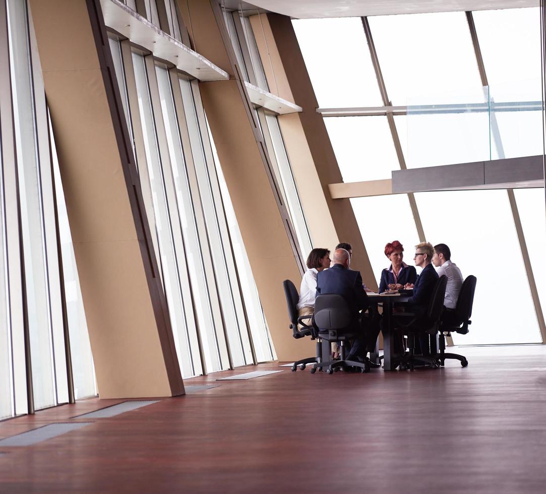 attività commerciale persone gruppo su incontro a moderno luminosa ufficio foto