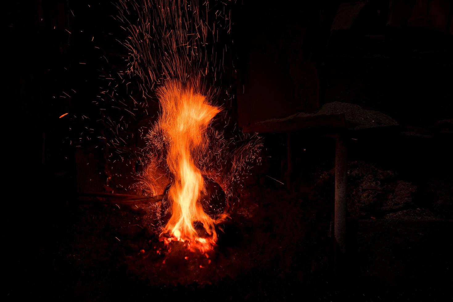 tradizionale maniscalco forno con ardente fuoco foto