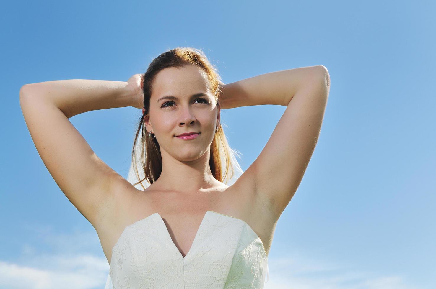 bella sposa all'aperto foto