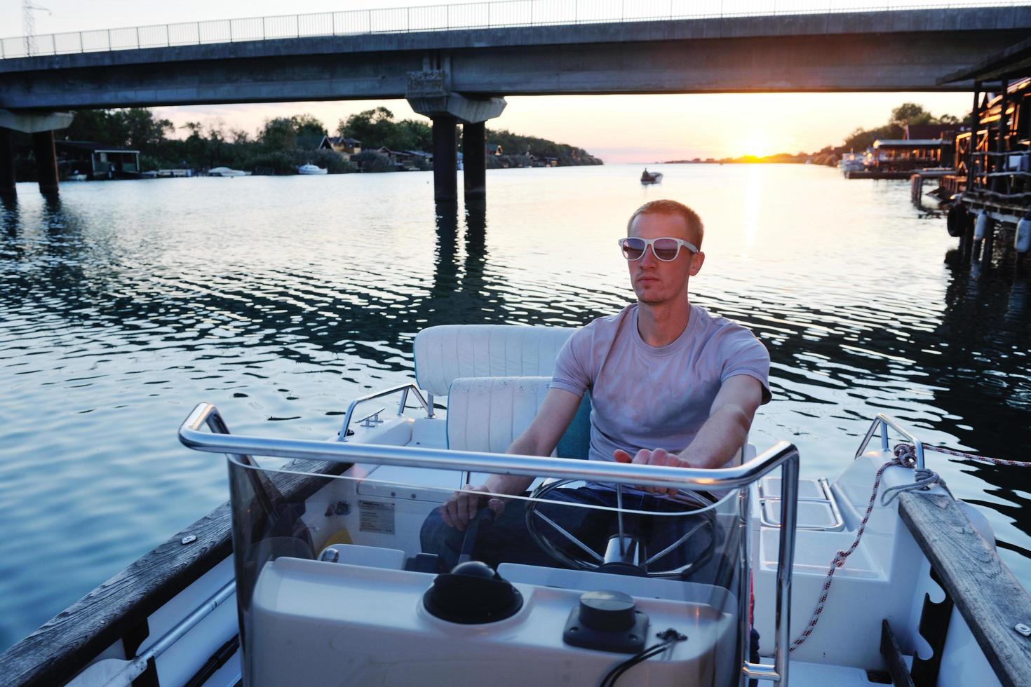 ritratto di contento giovane uomo su barca foto