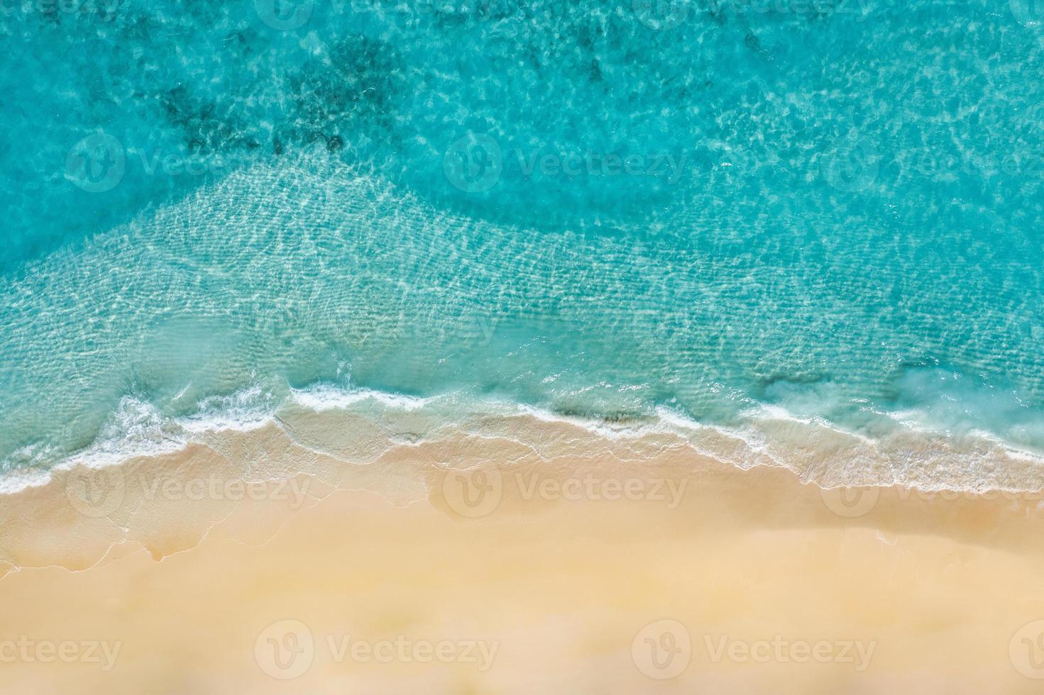 rilassante aereo spiaggia scena, estate vacanza vacanza modello striscione. onde Surf con sorprendente blu oceano laguna, mare costa, costa. Perfetto aereo fuco superiore Visualizza. luminosa spiaggia panorama, mare foto