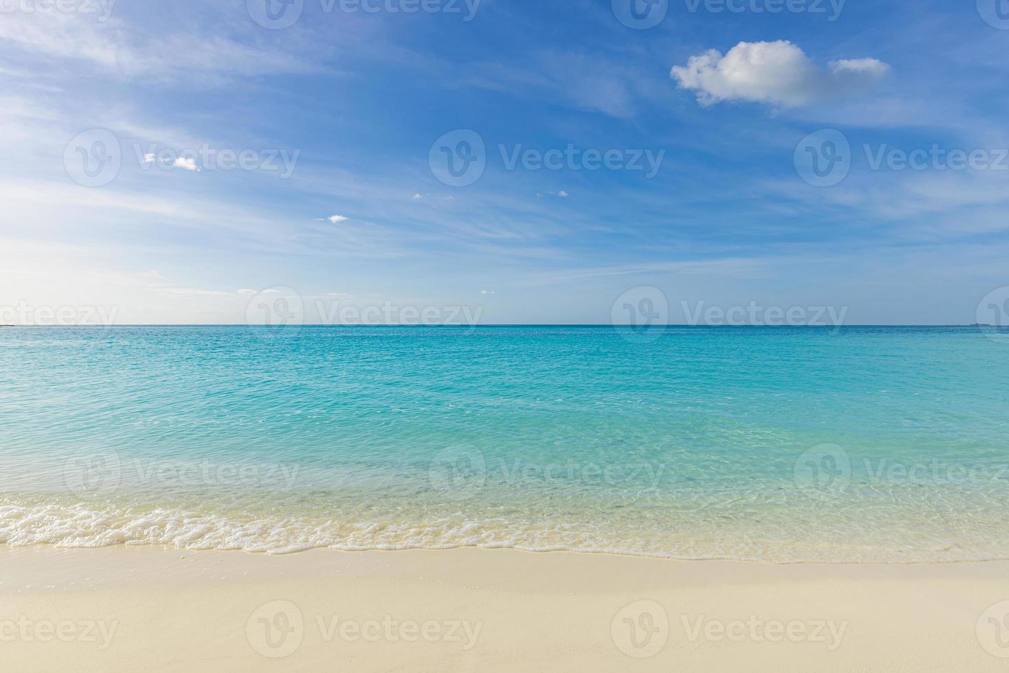 primo piano della spiaggia del cielo della sabbia del mare. paesaggio panoramico. ispirare l'orizzonte di vista sul mare della costa della spiaggia tropicale. orizzonte onde surf riva calma tranquillo rilassante luce solare estate umore. banner di vacanza di viaggio di vacanza foto