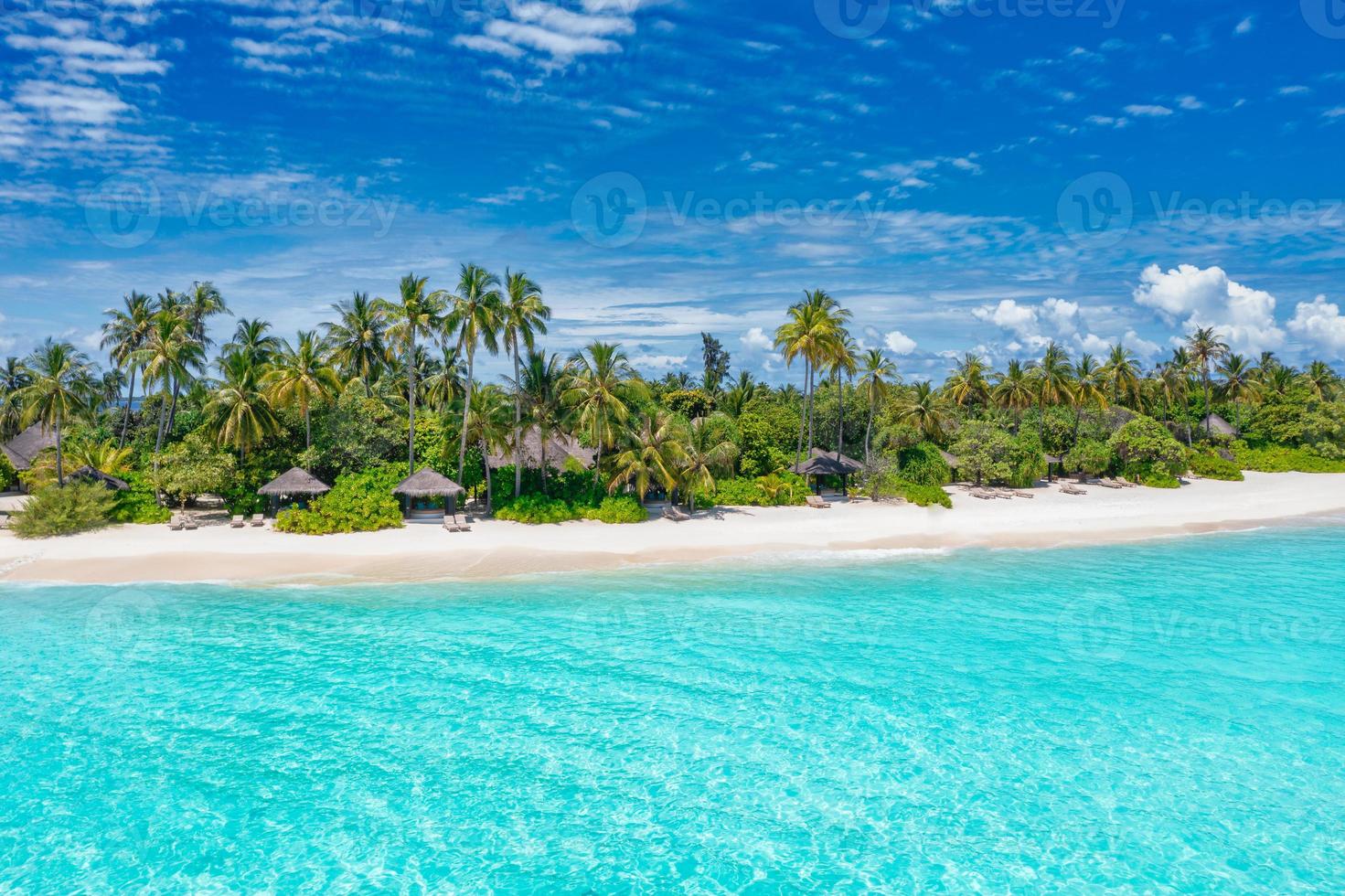 Maldive Paradiso isola. tropicale aereo paesaggio, paesaggio marino riva costa, acqua bungalow ville con sorprendente mare laguna spiaggia. esotico turismo destinazione, estate vacanza sfondo. aereo viaggio foto