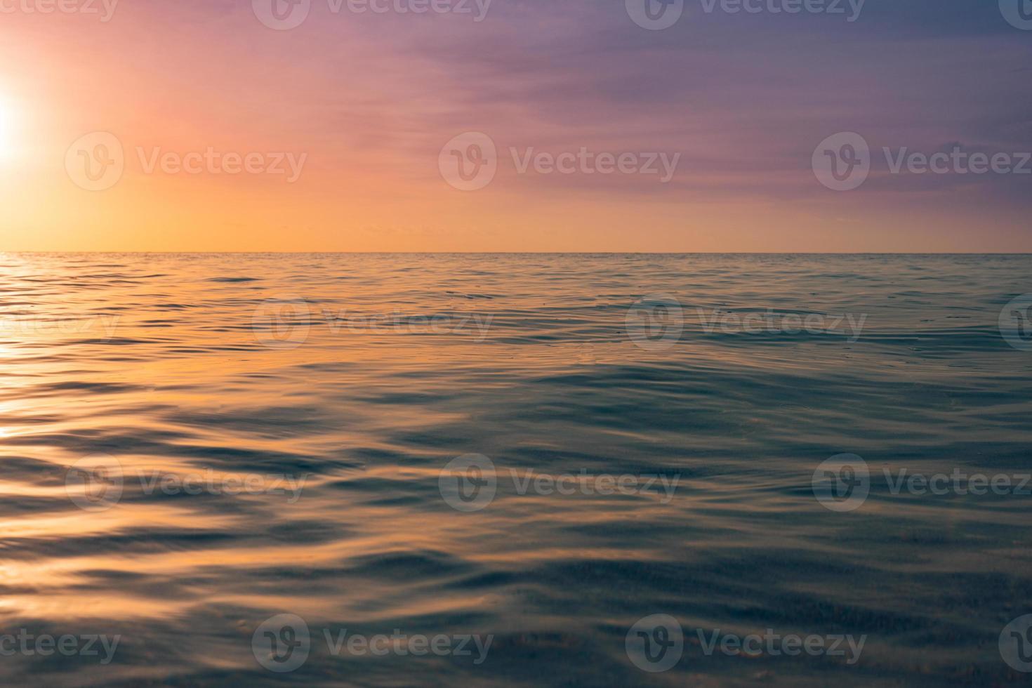 avvicinamento mare sabbia spiaggia. sorprendente spiaggia paesaggio. ispirare tropicale spiaggia paesaggio marino orizzonte. astratto d'oro tramonto cielo quiete tranquillo rilassante luce del sole estate libertà. vacanza viaggio vacanza natura foto