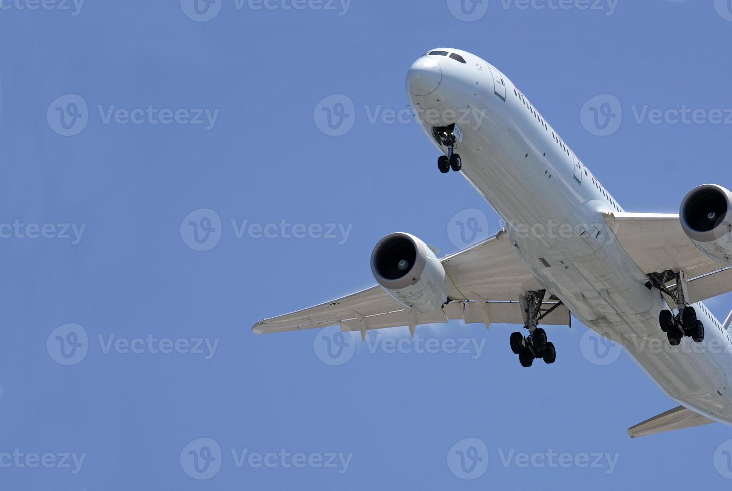 si avvicina aereo contro un' blu cielo foto