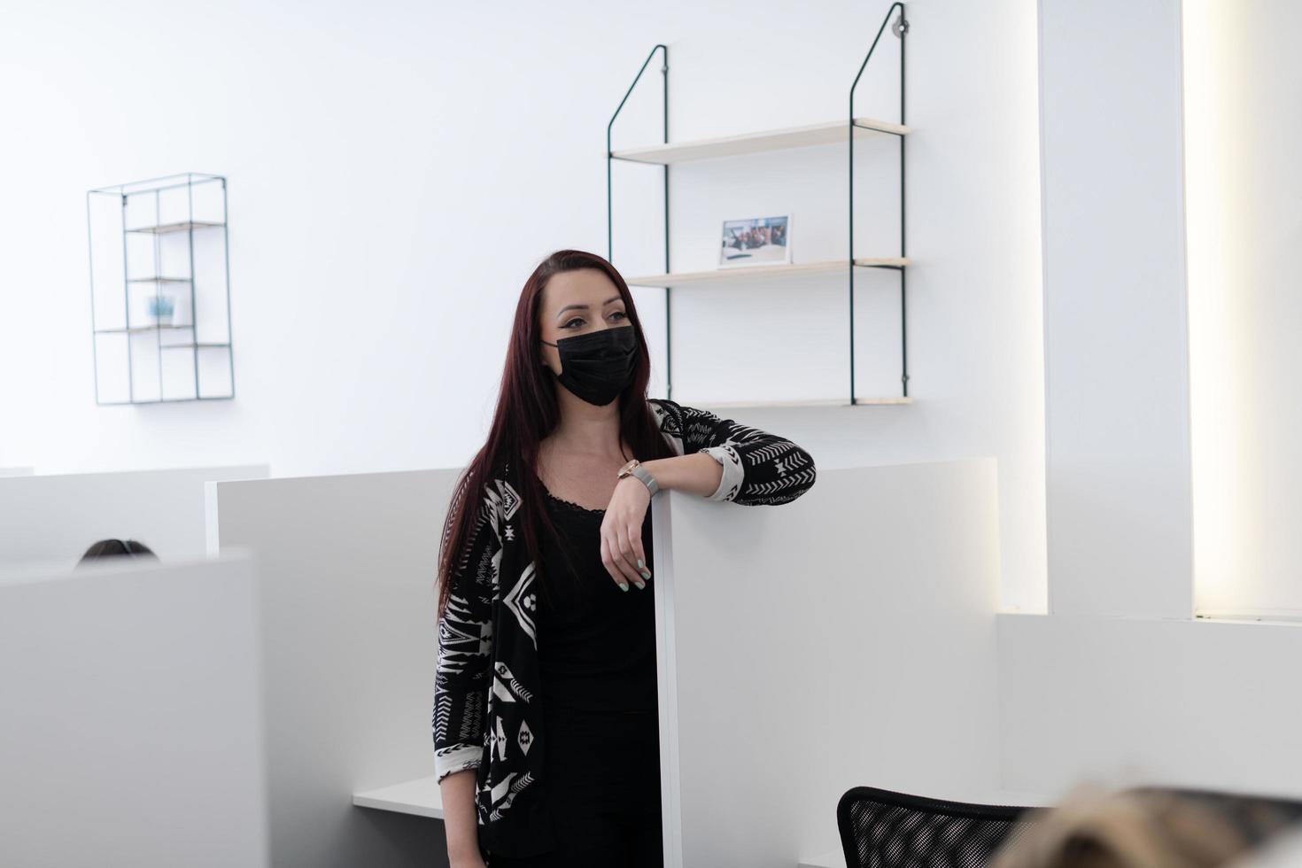 attività commerciale donna ritratto nel medico protettivo maschera foto