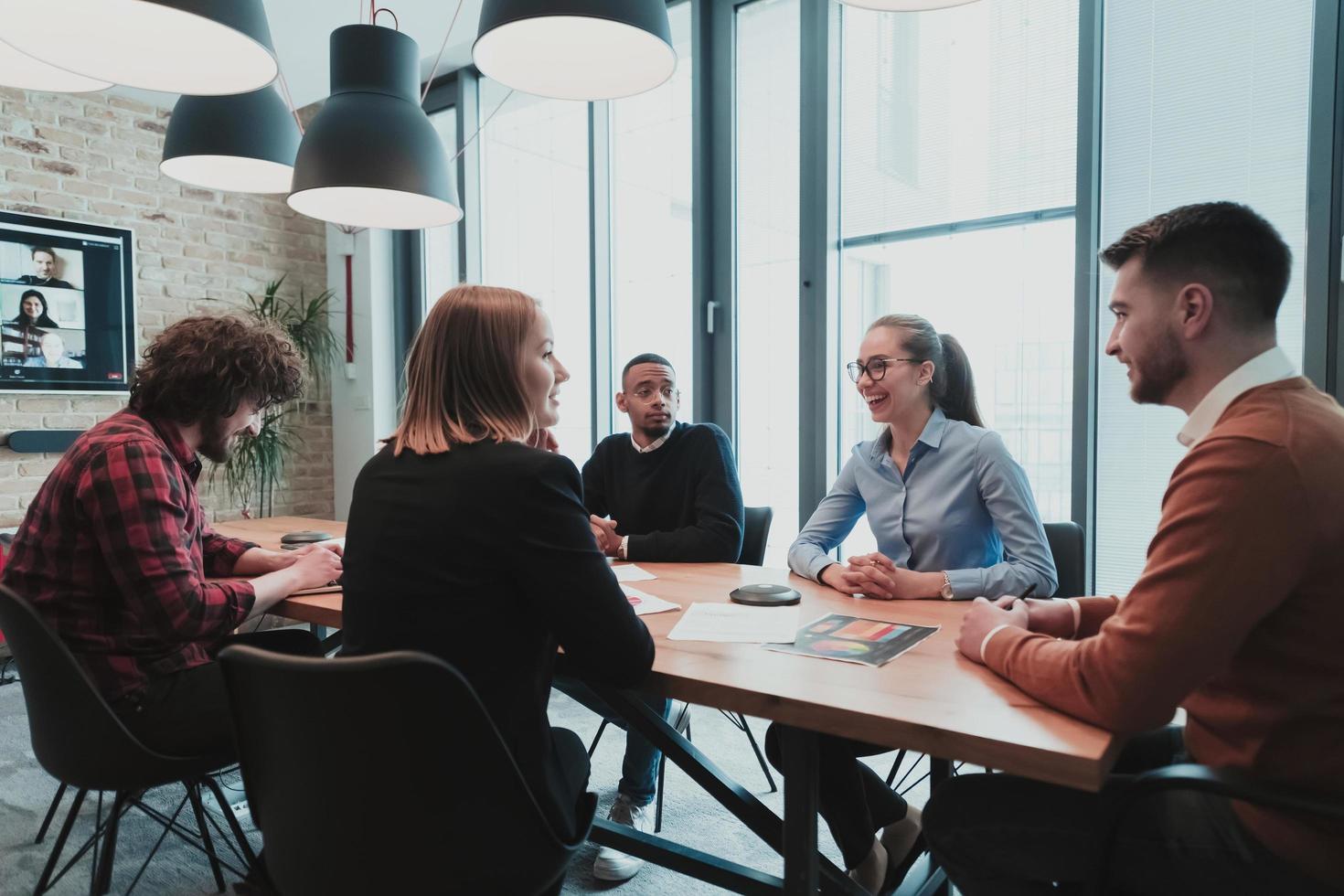 riuscito squadra. gruppo di giovane multietnico attività commerciale persone Lavorando e comunicare insieme nel creativo ufficio. selettivo messa a fuoco foto