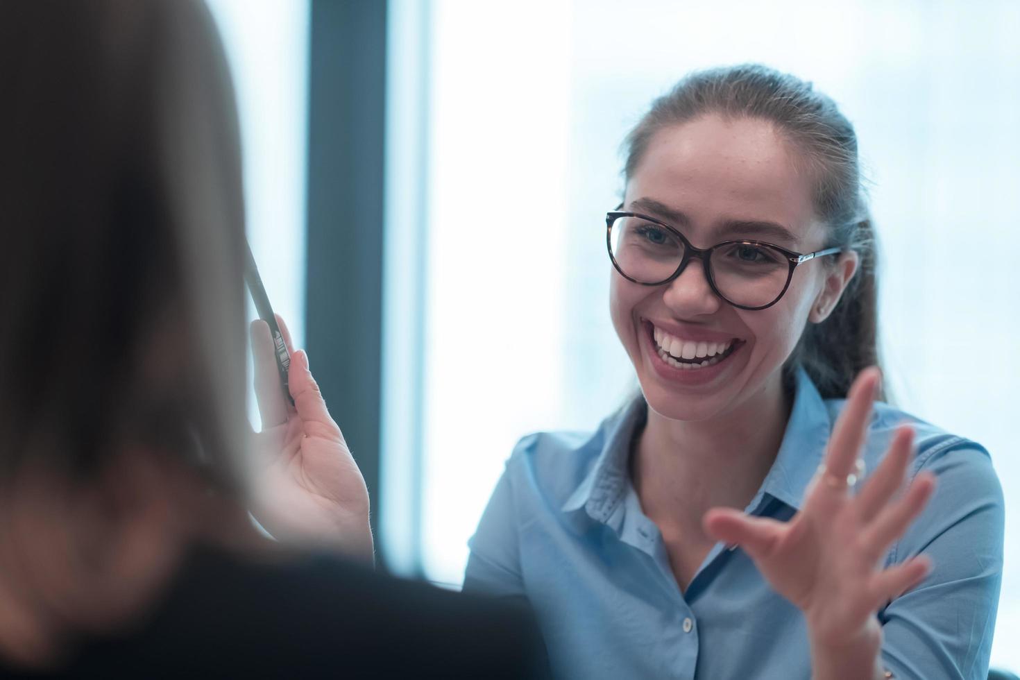 riuscito squadra. gruppo di giovane multietnico attività commerciale persone Lavorando e comunicare insieme nel creativo ufficio. selettivo messa a fuoco foto