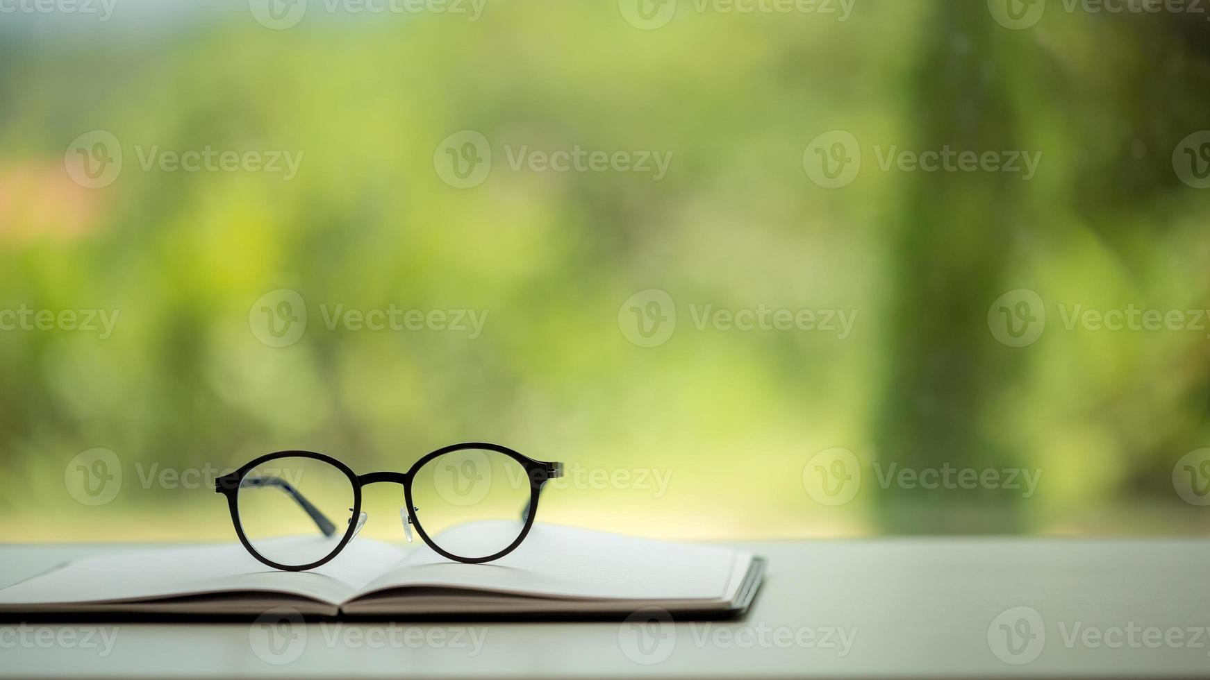 oggetto formazione scolastica verde natura sfondo con pila di antico libri o vecchio Bibbia, Aperto carta libro su di legno tavolo con copia spazio. concetto di indietro per scuola, ricerca studia foto