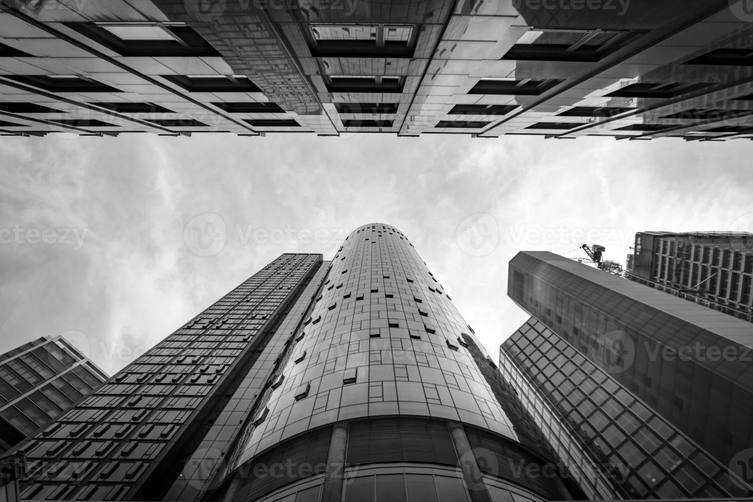 drammatico nero e bianca Immagine di cime di grattacieli con principale osservazione Torre nel il mezzo, francoforte città, Germania foto