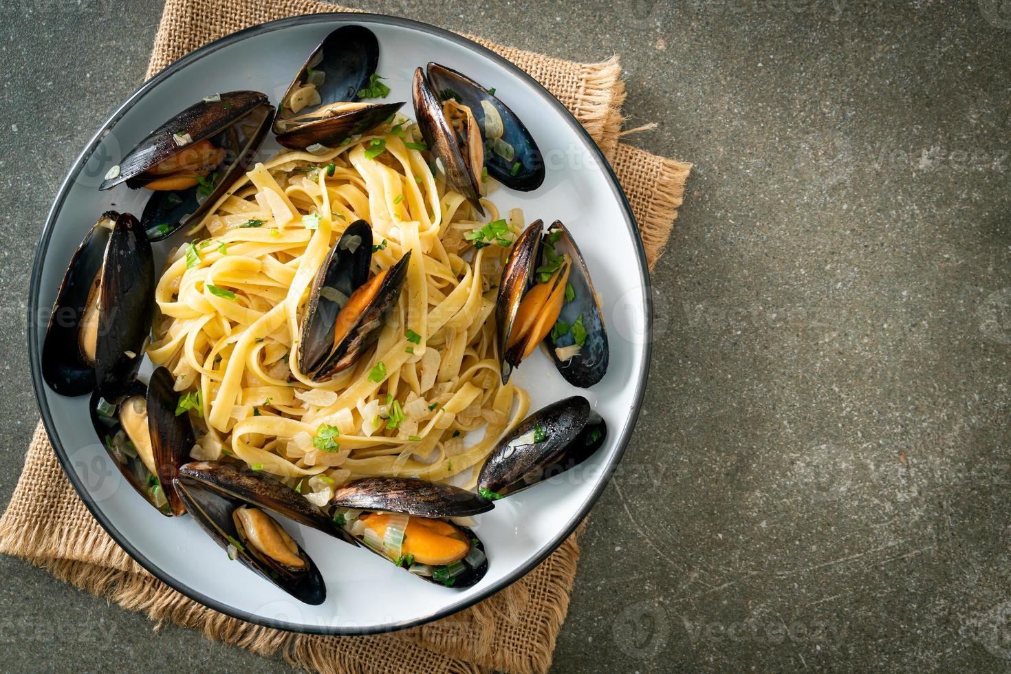 linguine spaghetti vongole sugo al vino bianco foto