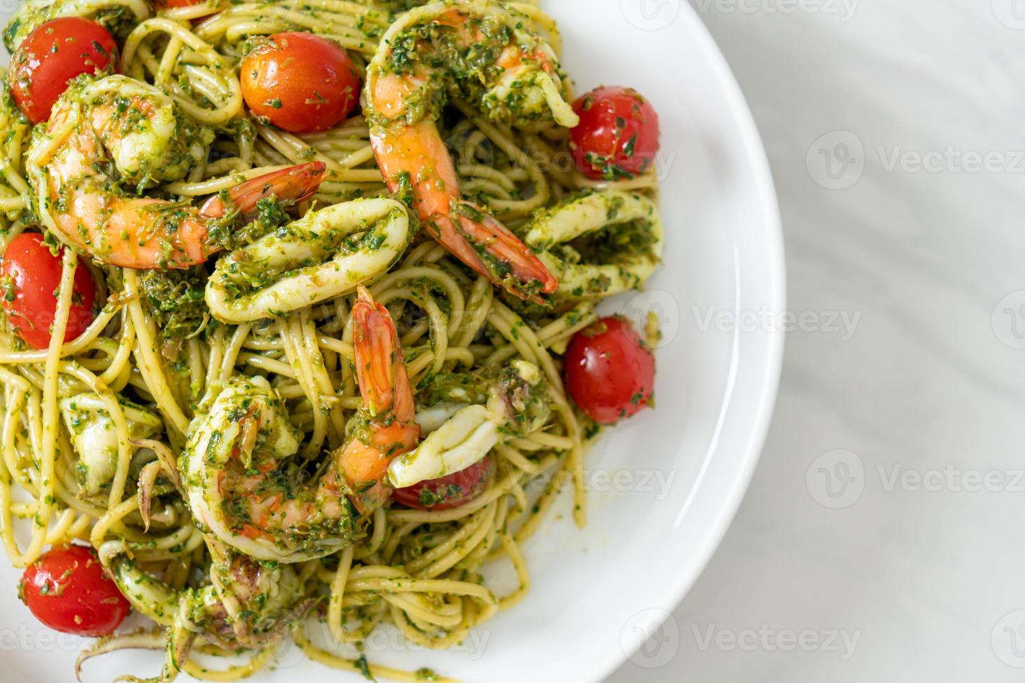 spaghetti ai frutti di mare al pesto fatto in casa foto