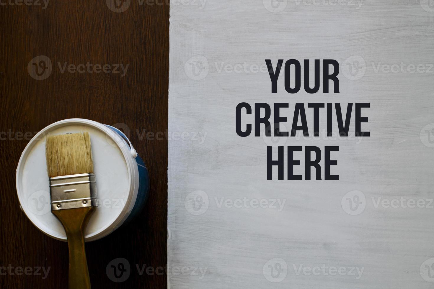 spazzola e dipingere pentola per creatività. dipingere e spazzola su un' di legno tavola. foto