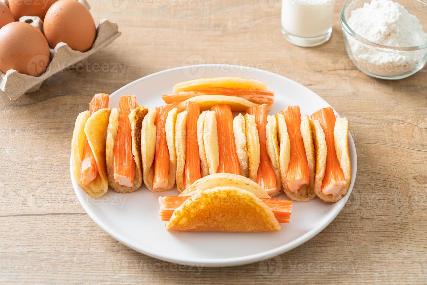 rotolo di pancake piatto con bastoncino di granchio foto