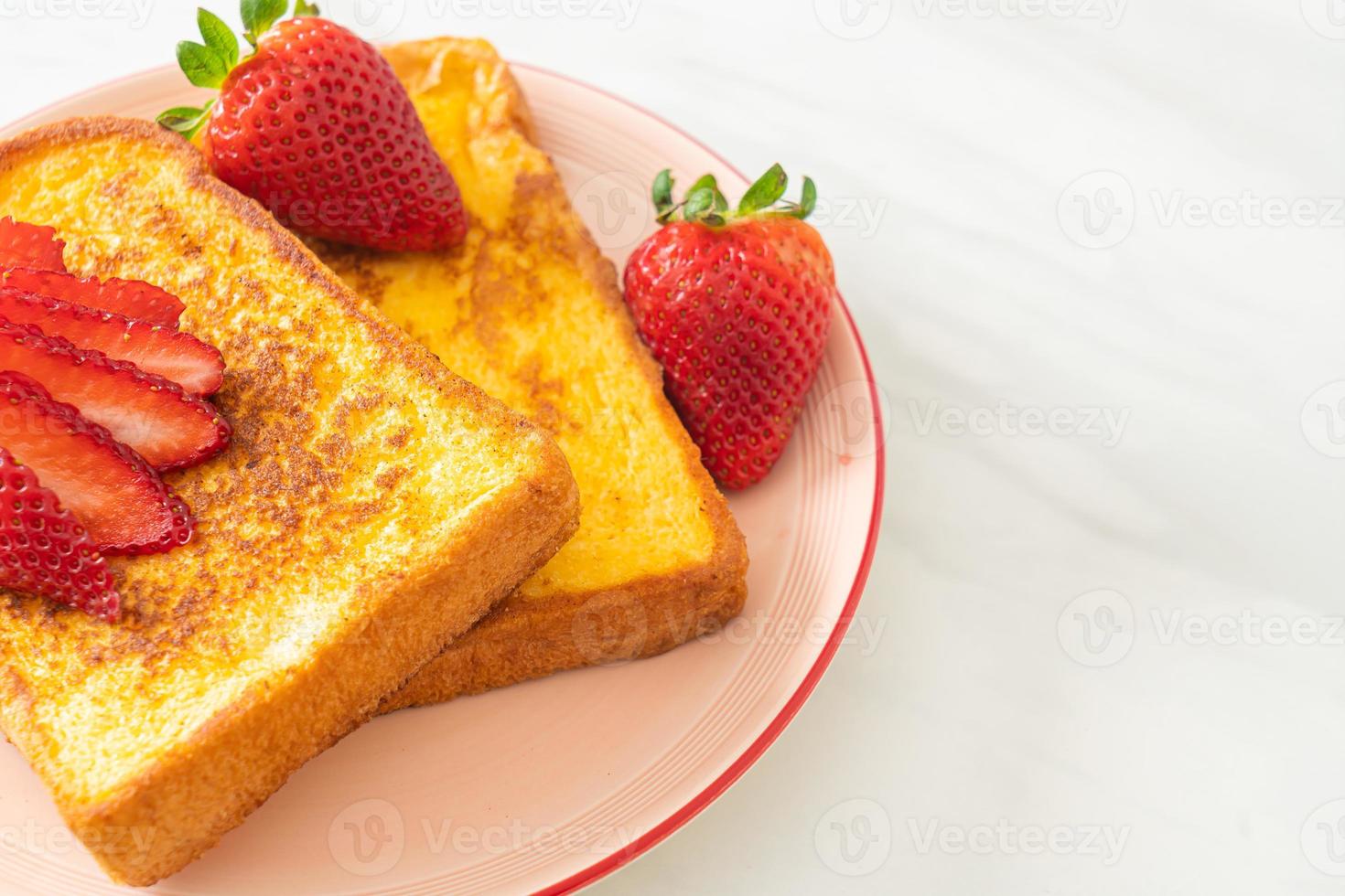 toast alla francese con fragole fresche foto