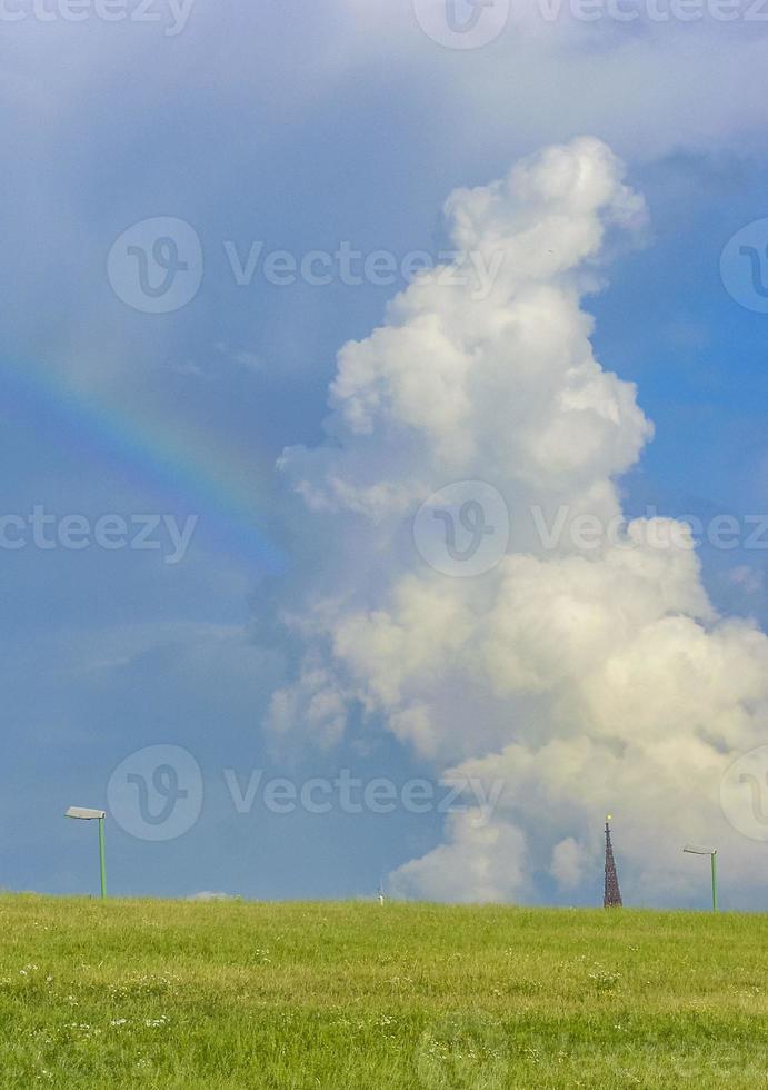 bellissimo arcobaleno e nuvole su il orizzonte nel bremerhaven Germania. foto