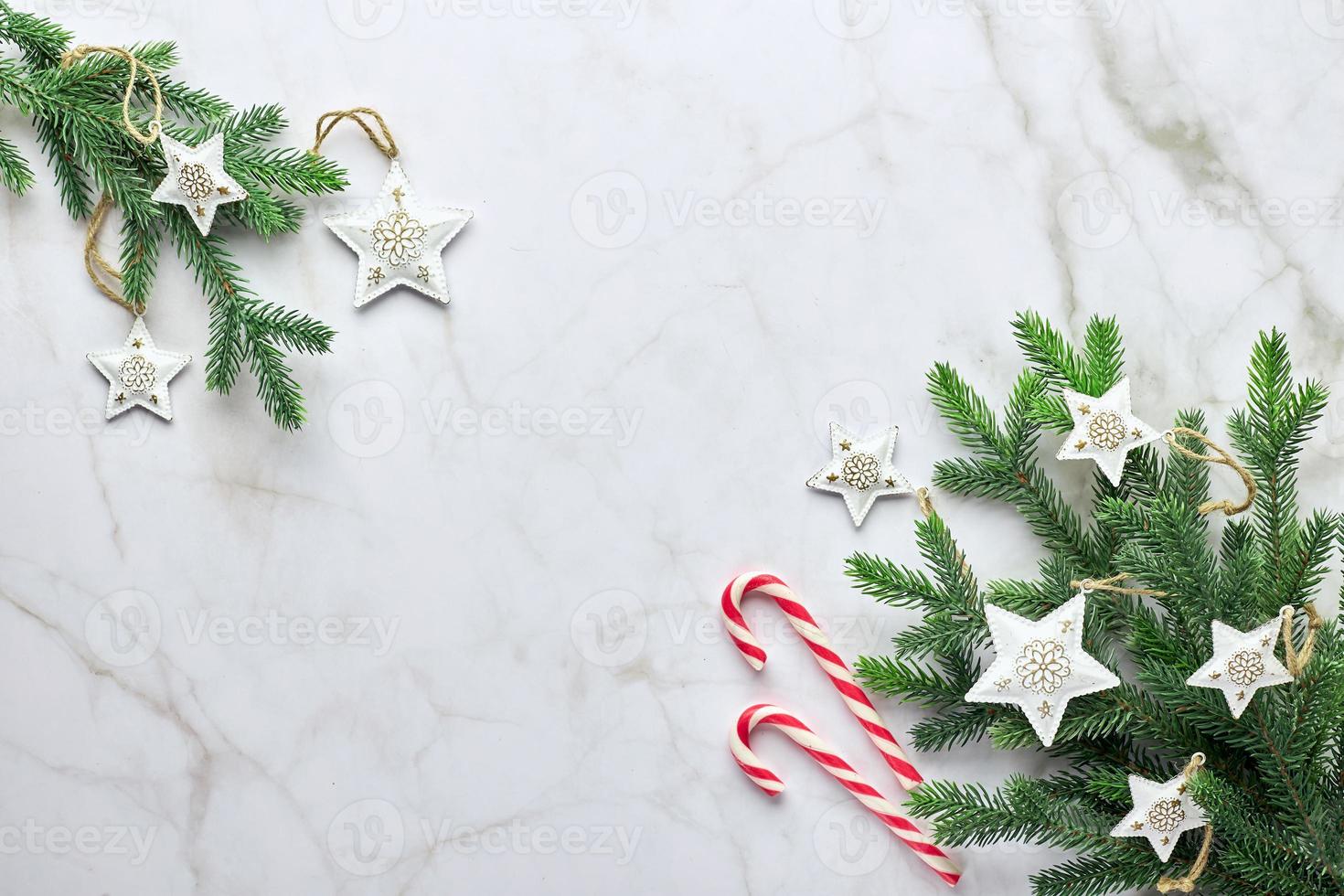 Natale sfondo con albero e decorativo ornamenti nel il modulo di stelle. piatto posizione, superiore Visualizza foto