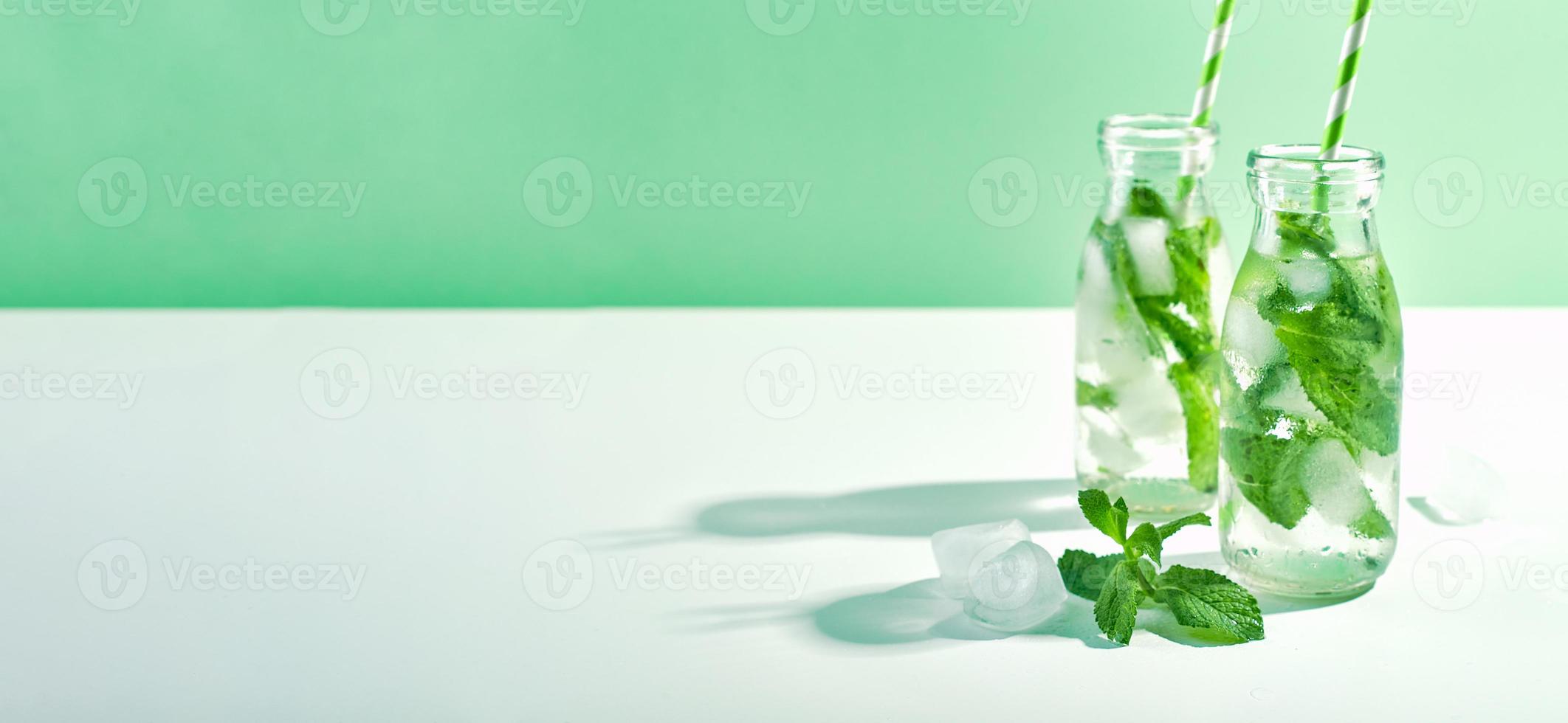 limonata fresca con menta in bicchieri foto