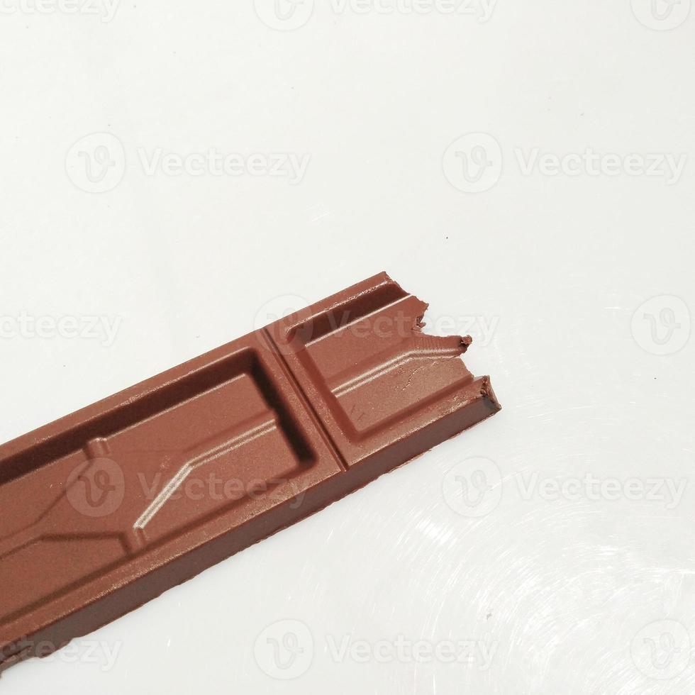 barretta di cioccolato isolata su fondo bianco foto