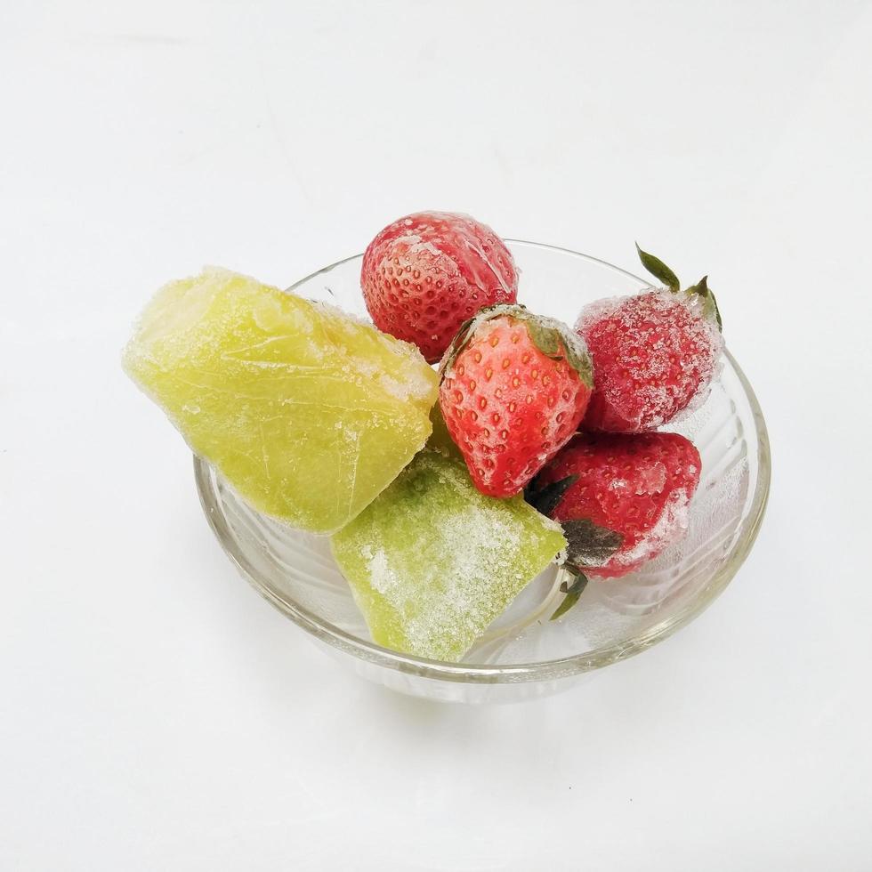 congelato fragola e congelato melone isolato su bianca sfondo foto
