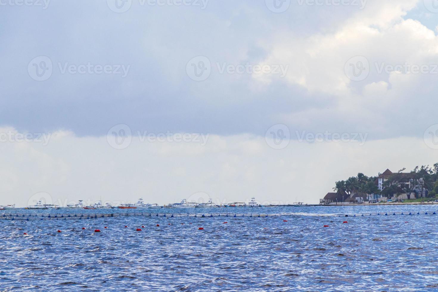 Barche yachts nave molo spiaggia nel playa del Carmen Messico. foto