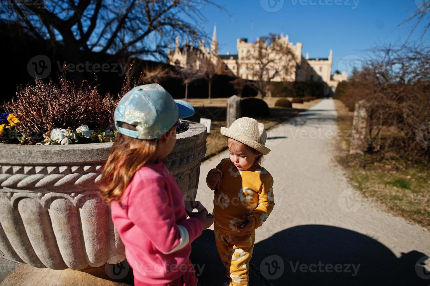 Due bambino ragazza sorelle a lednice parco, ceco repubblica. foto