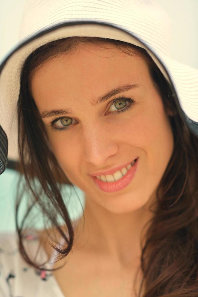 ritratto di contento giovane donna su spiaggia foto