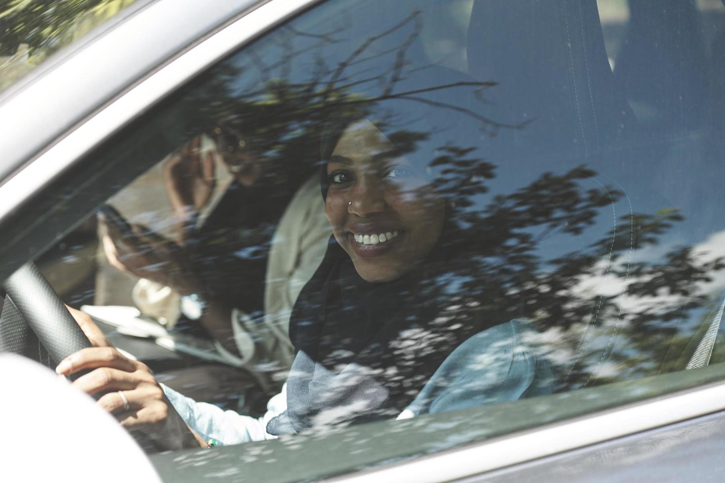 Arabo donna coppia in viaggio di auto foto