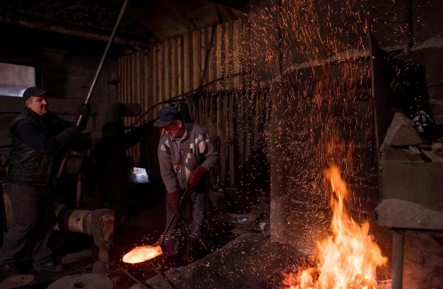 maniscalco lavoratori utilizzando meccanico martello a laboratorio foto