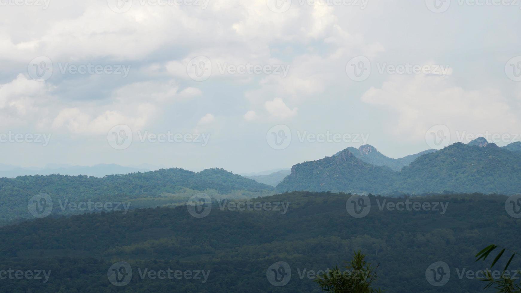 panorama di alto montagne nel Tailandia meraviglioso piovoso stagione paesaggio nel il montagne avere il totale cielo nuvole e nebbia. foto