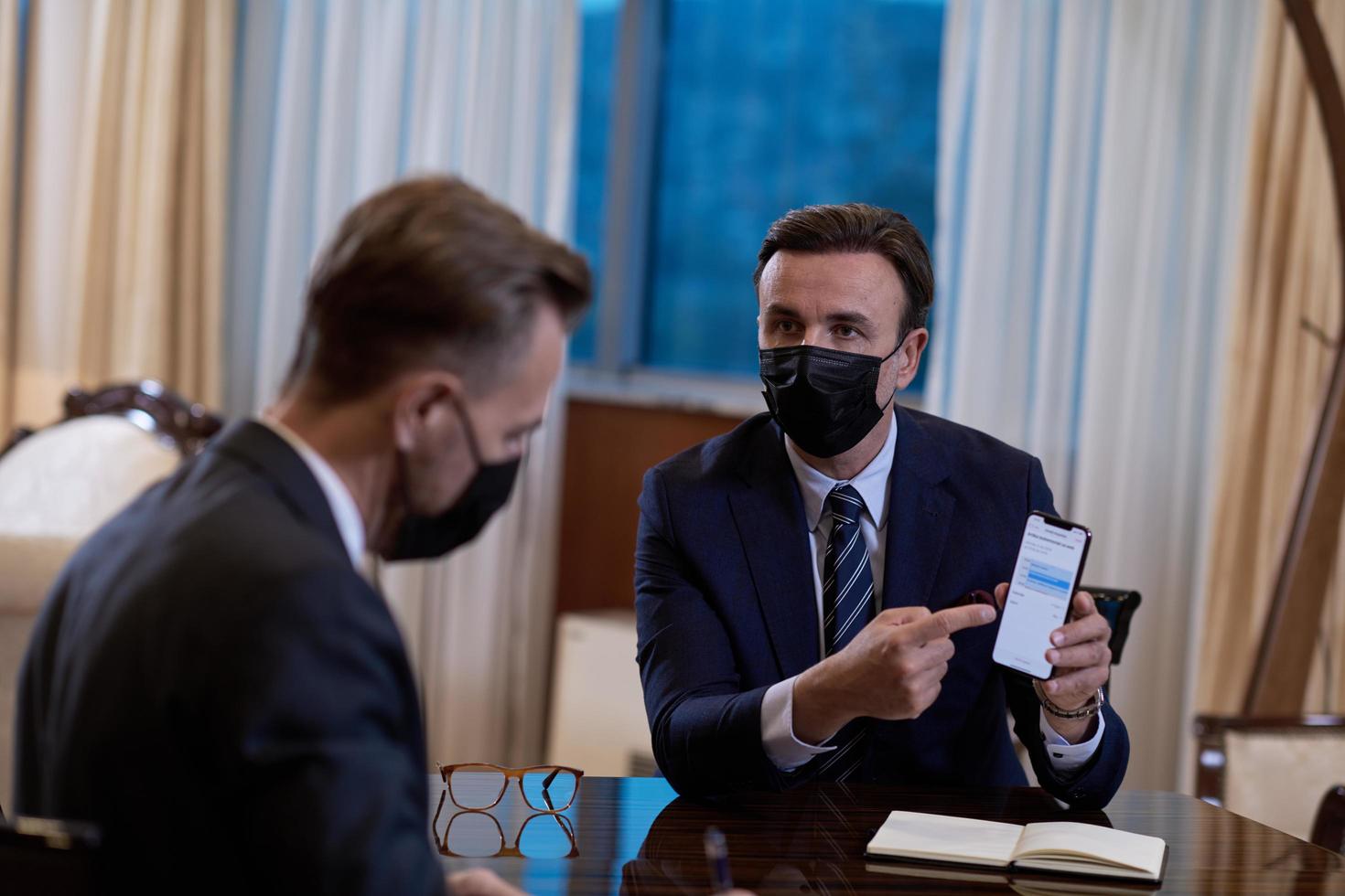 attività commerciale persone indossare crona virus protezione viso maschera su incontro foto