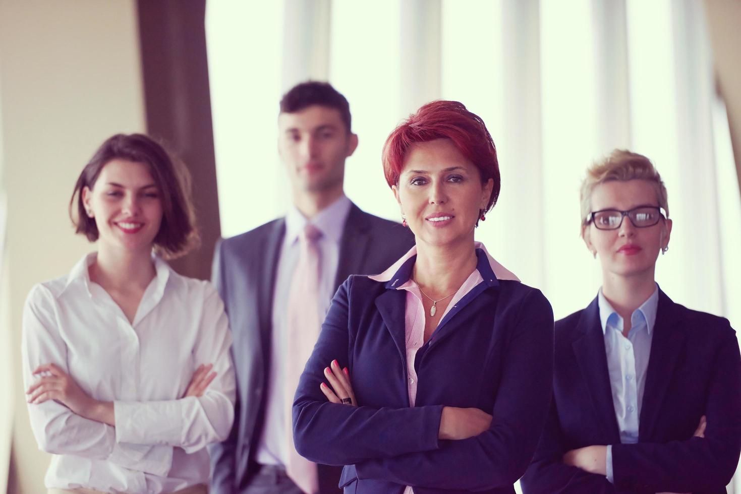 diverso attività commerciale persone gruppo con capelli rossi donna nel davanti foto