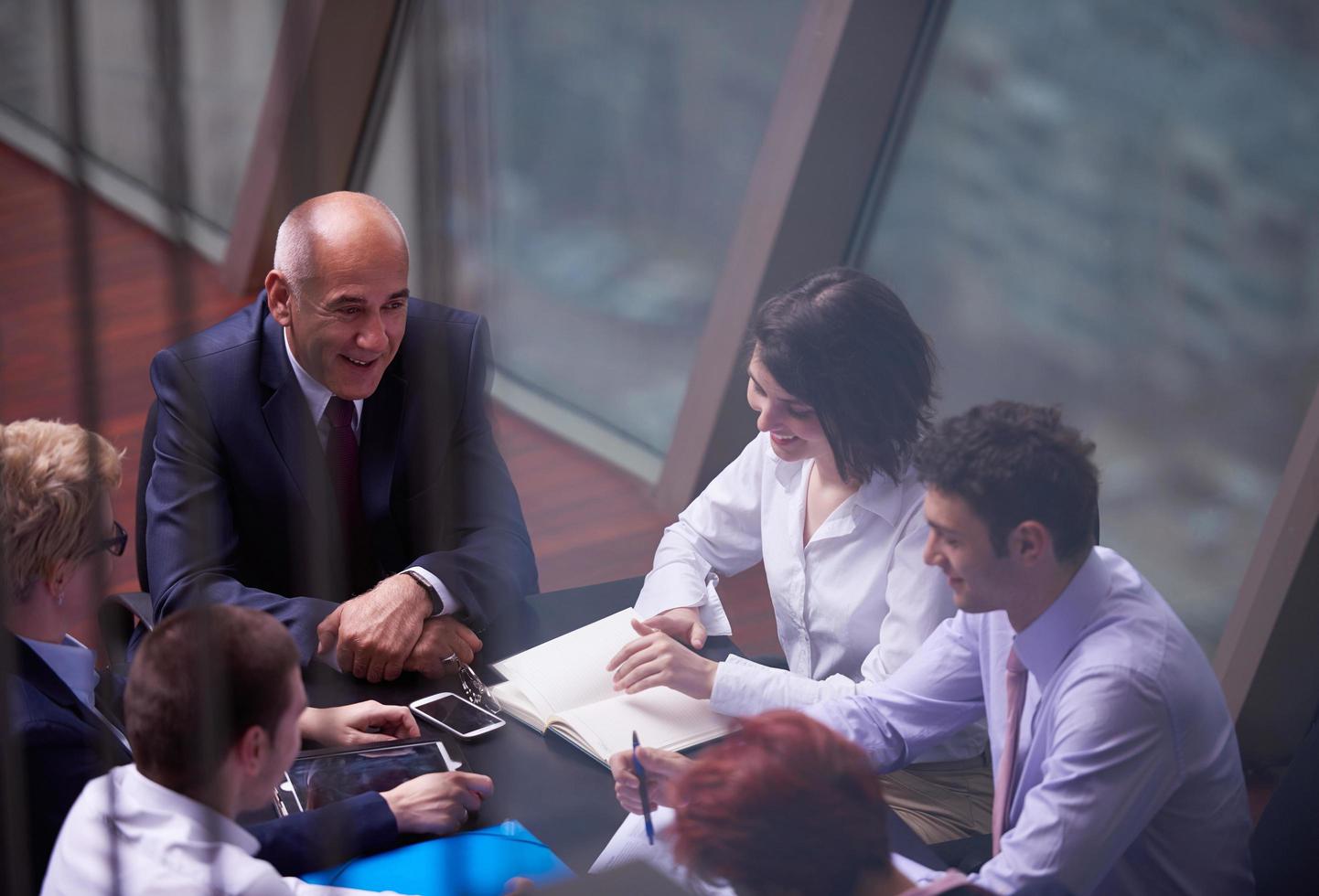 attività commerciale persone gruppo su incontro a moderno luminosa ufficio foto